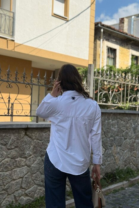 KEMISHE ME LOGO ME ZEMRA PER FEMRA NE NGJYRE TE BARDHE ME BLU - 3