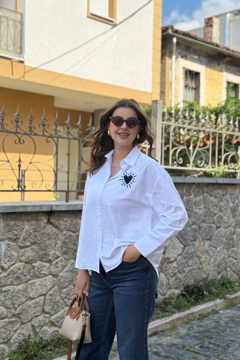 KEMISHE ME LOGO ME ZEMRA PER FEMRA NE NGJYRE TE BARDHE ME BLU - 4