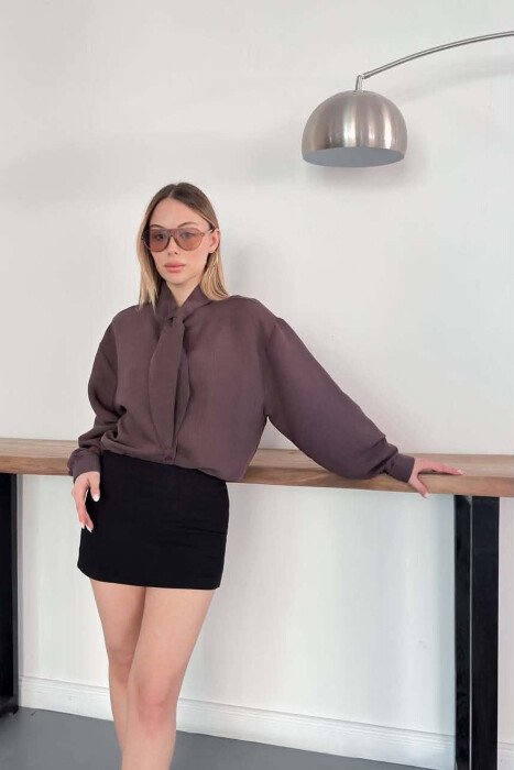 KEMISHE NJE NGJYRESHE ME DETAJIN E KOLLARES PER FEMRA NE NGJYRE KAFE - 2
