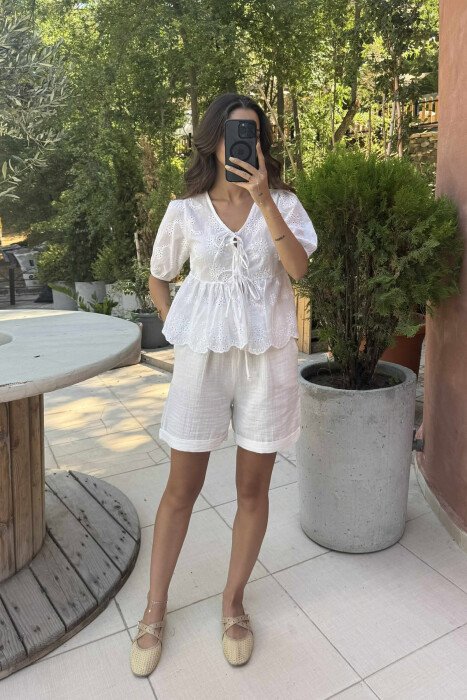 KËMISHË NJË NGJYRËSHE ME LIDHËSE PËR FEMRA NË NGJYRËN E BARDHË - KLAUDIO FASHION