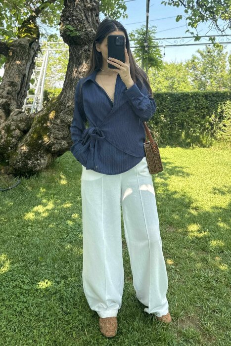 KËMISHË NJË NGJYRËSHE ME DETAJIN E LIDHSEVE PËR FEMRA NË NGJYRËN BLU E ERRËT - 1