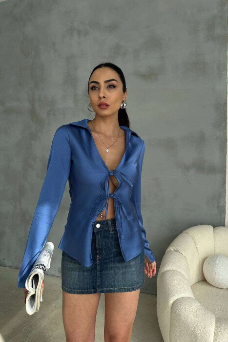 KËMISHË NJË NGJYRËSHE ME DETAJIN E LIDHSEVE PËR FEMRA NË NGJYRËN BLU - 1
