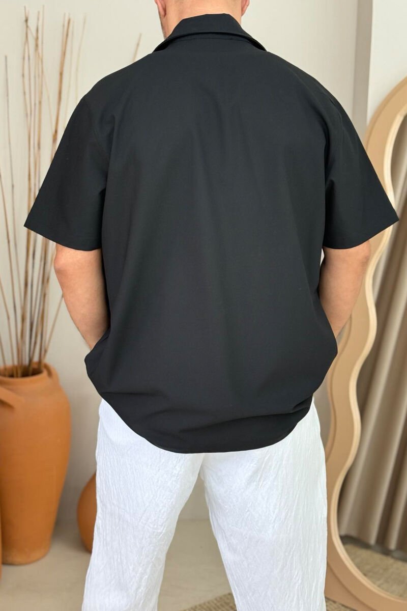 KËMISHË NJËNGJYRËSHE ME DETAJIN E XHEPIT PËR MESHKUJ NË NGJYRËN E ZEZË - 3