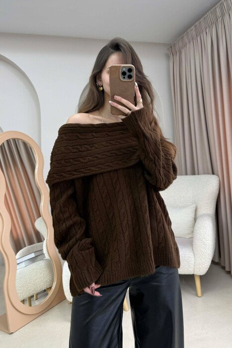 KNITTED OFF SHOULDER ONE COLOR WOMEN SWEATER BROWN/KAFE 