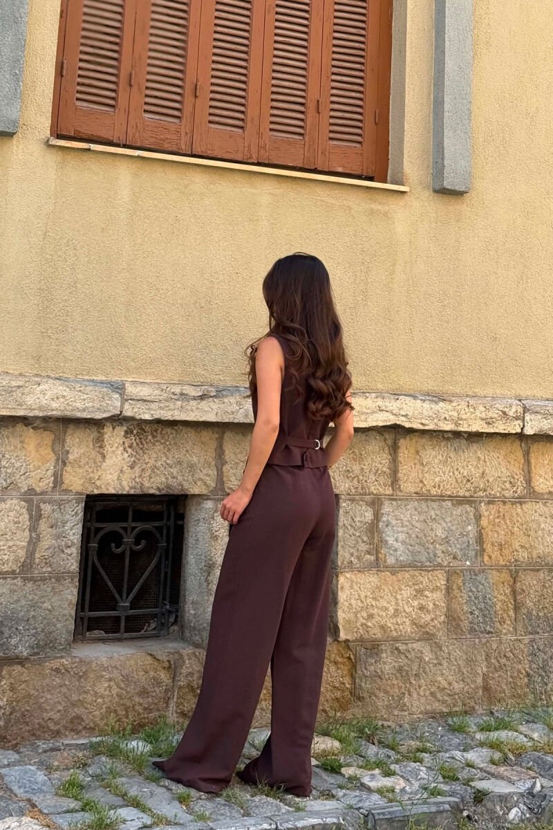 KOSTUM I THJESHTË NJËNGJYRËSH JELEK+PANTALLONA PËR FEMRA NË NGJYRË KAFE TË ERRËT - 3