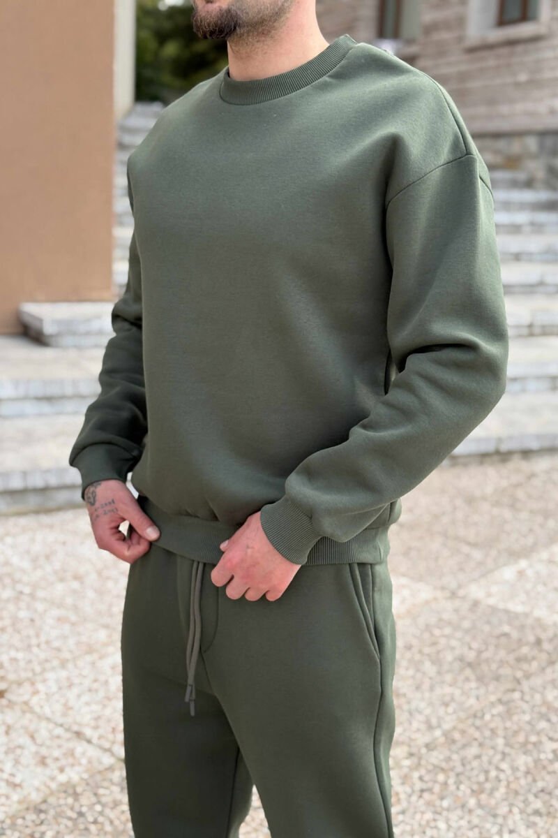KOSTUM ME PUSH BLUZË ME JAKË TË RRUMBULLAKËT+TUTA PËR MESHKUJ NË NGJYRË JESHILE - 2