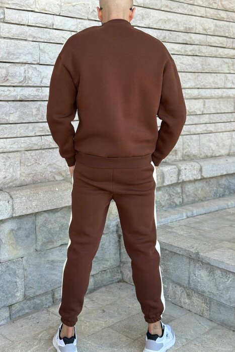 KOSTUM ME PUSH BLUZË + TUTA ME SHKRIME PARA PËR MESHKUJ NË NGJYRËN KAFE - 3