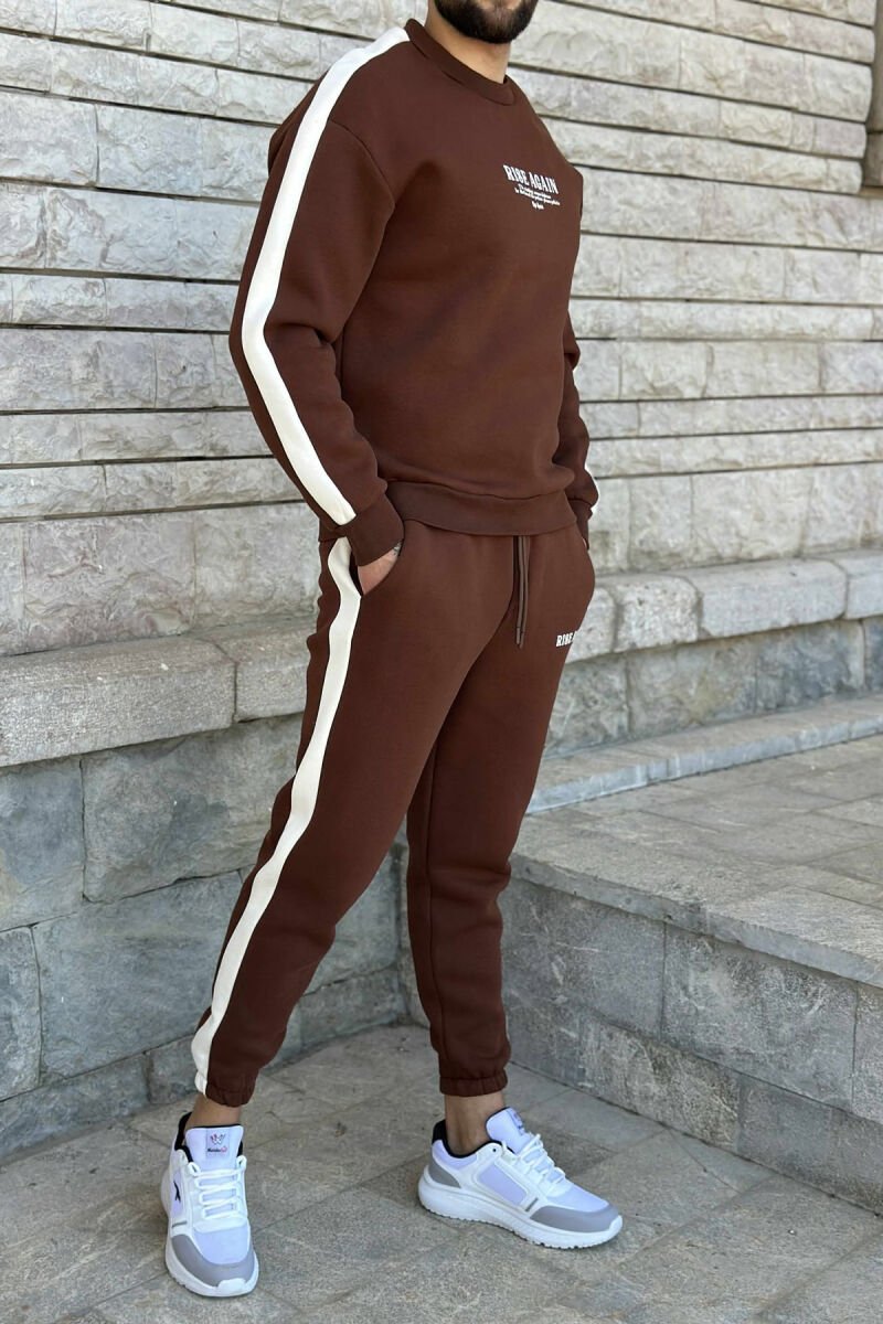 KOSTUM ME PUSH BLUZË + TUTA ME SHKRIME PARA PËR MESHKUJ NË NGJYRËN KAFE - 2