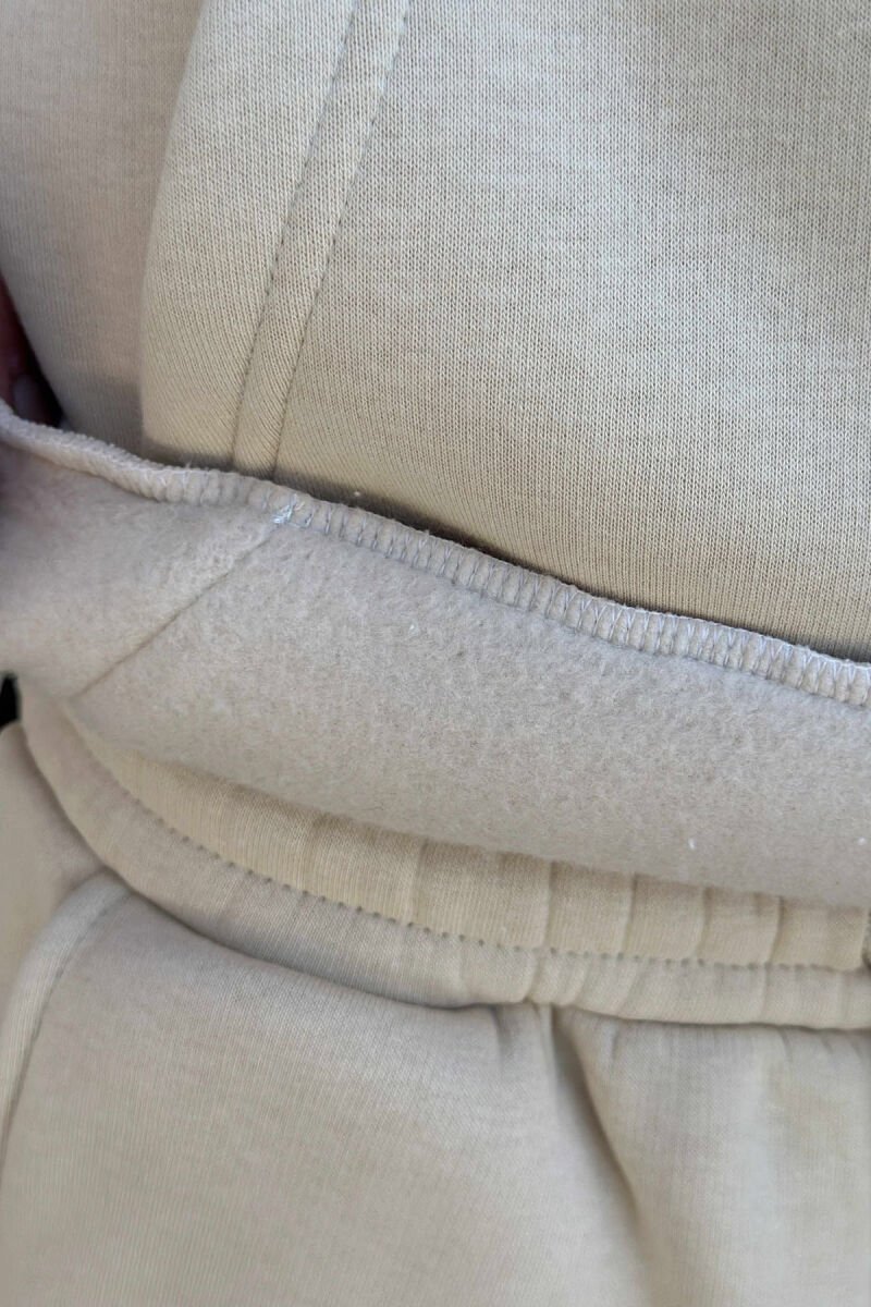 KOSTUM ME PUSH HOODIE +TUTA ME SHKRIME TË VOGLA PËR MESHKUJ NË NGJYRË KREM - 3