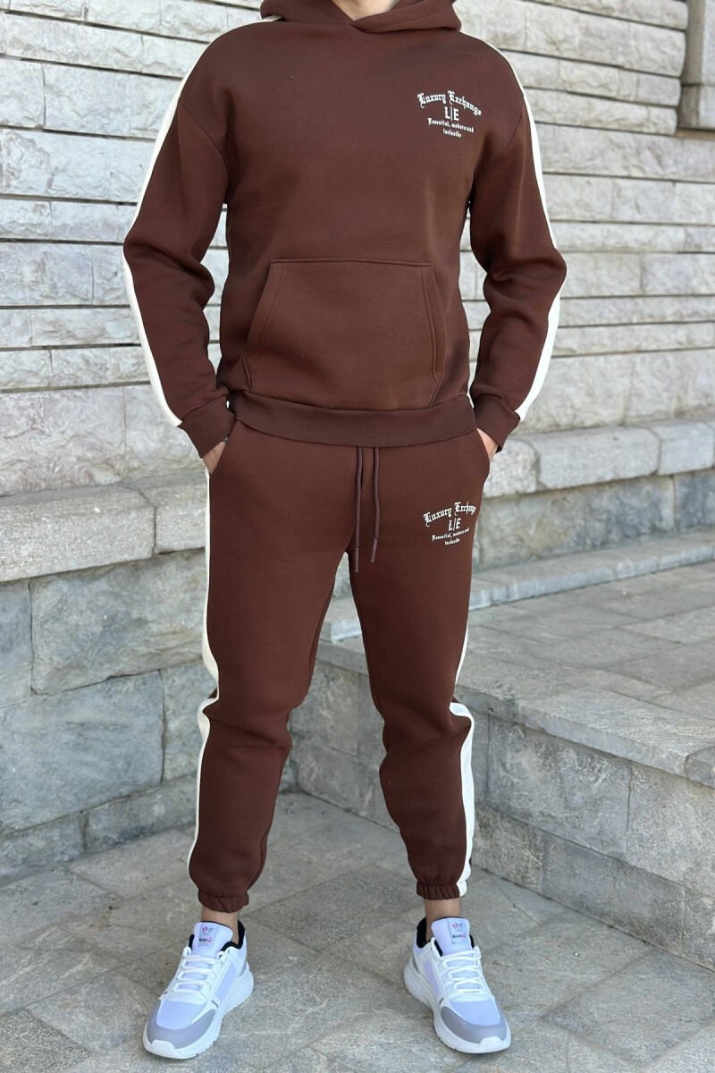 KOSTUM ME PUSH HOODIE +TUTA ME SHKRIME TË VOGLA PËR MESHKUJ NË NGJYRËN KAFE - 1