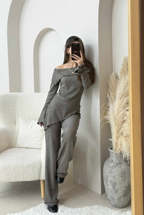 KOSTUM NJE NGJYRESH BLUZE ME SUPET JASHTE+PANTALLONA PER FEMRA NE NGJYRE GRI - 3