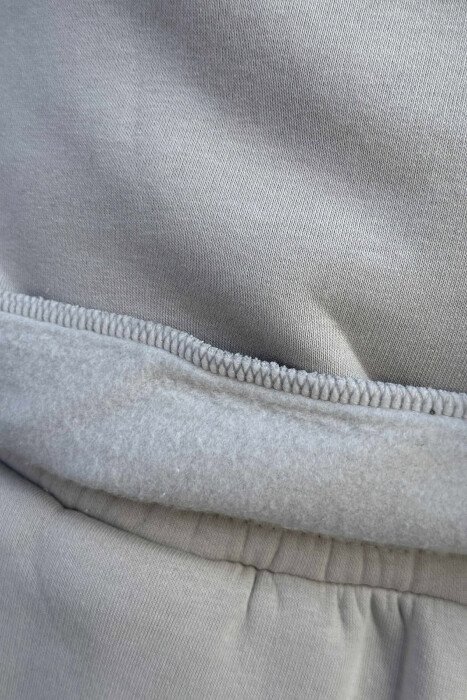 KOSTUM NJË NGJYRËSH BLUZË+TUTA PËR MESHKUJ NË NGJYRËN GRI TË ZBARDHUR - 3
