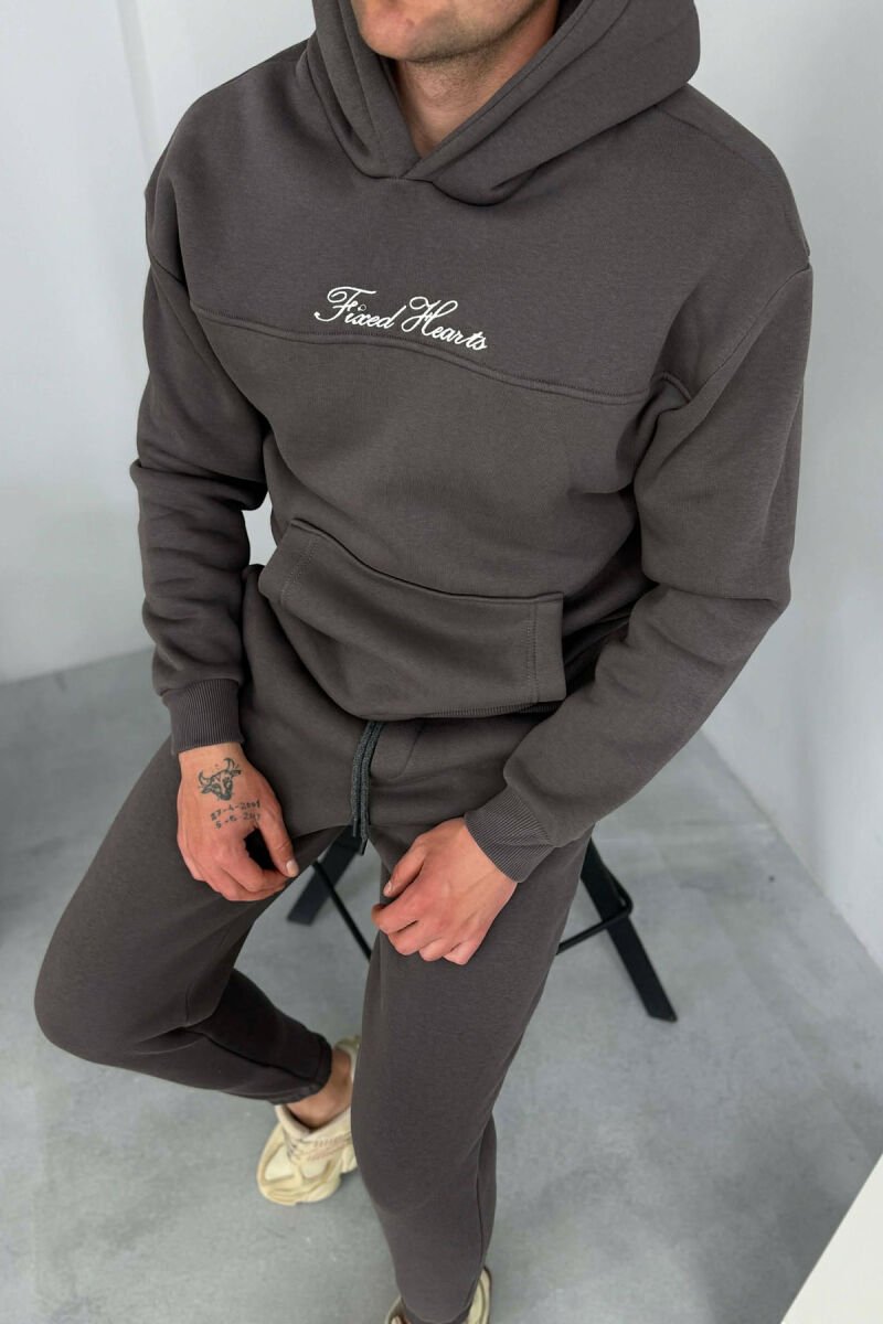 KOSTUM NJE NGJYRESH HOODIE ME SHKRIME + TUTA PER MESHKUJ NE NGJYRE GRI TE ERRET - 2