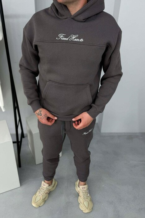 KOSTUM NJE NGJYRESH HOODIE ME SHKRIME + TUTA PER MESHKUJ NE NGJYRE GRI TE ERRET - 6