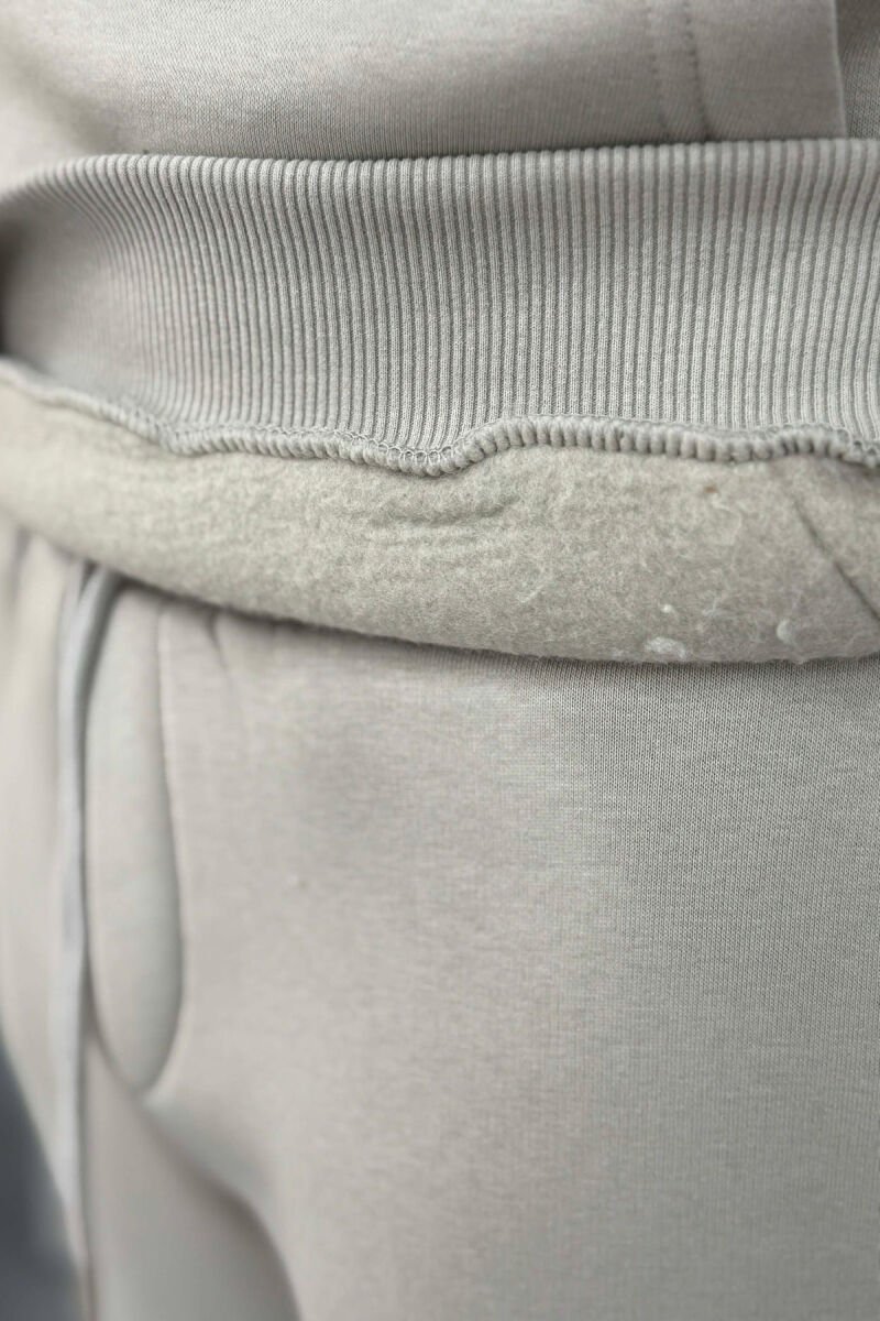 KOSTUM NJE NGJYRESH HOODIE ME SHKRIME + TUTA PER MESHKUJ NE NGJYRE GRI TE ZBARDHUR - 5