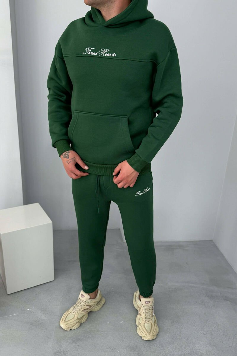 KOSTUM NJE NGJYRESH HOODIE ME SHKRIME + TUTA PER MESHKUJ NE NGJYRE JESHILE - 1