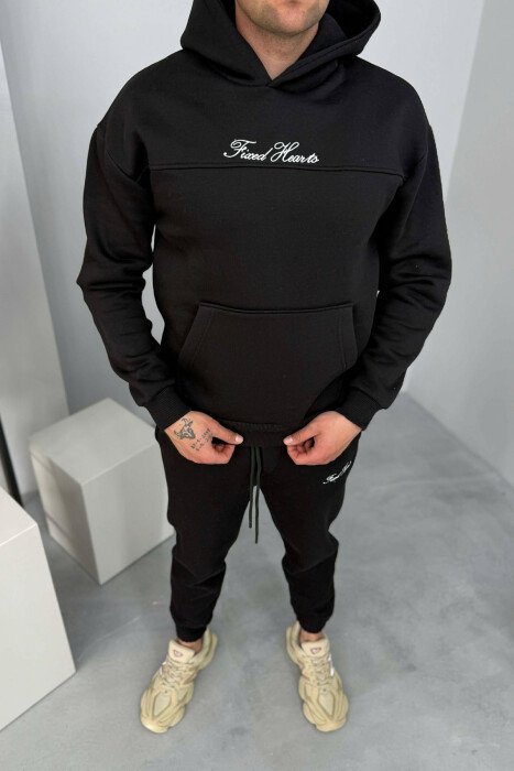 KOSTUM NJE NGJYRESH HOODIE ME SHKRIME + TUTA PER MESHKUJ NE NGJYRE TE ZEZE - 4