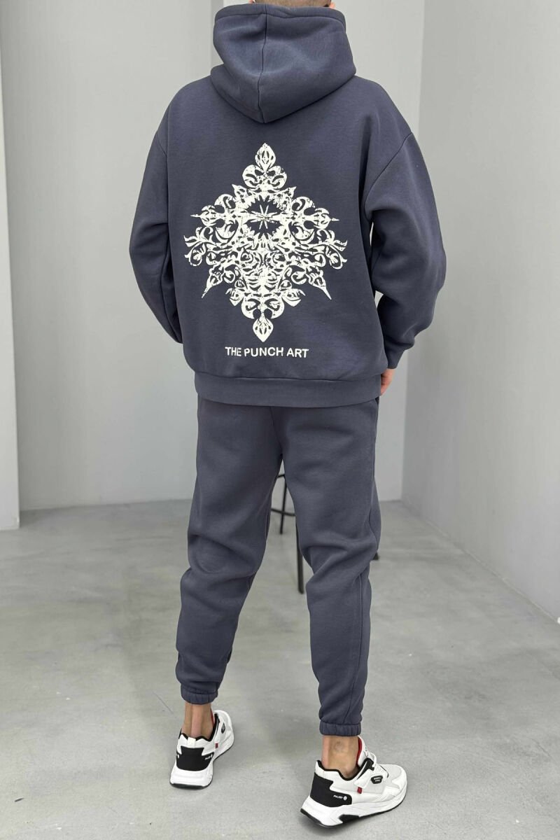 KOSTUM NJË NGJYRËSH ME PUSH HOODIE ME DIZAJN NË PJESËN E PASME+TUTA PËR MESHKUJ NË NGJYRË GRI TË ERRËT - 4
