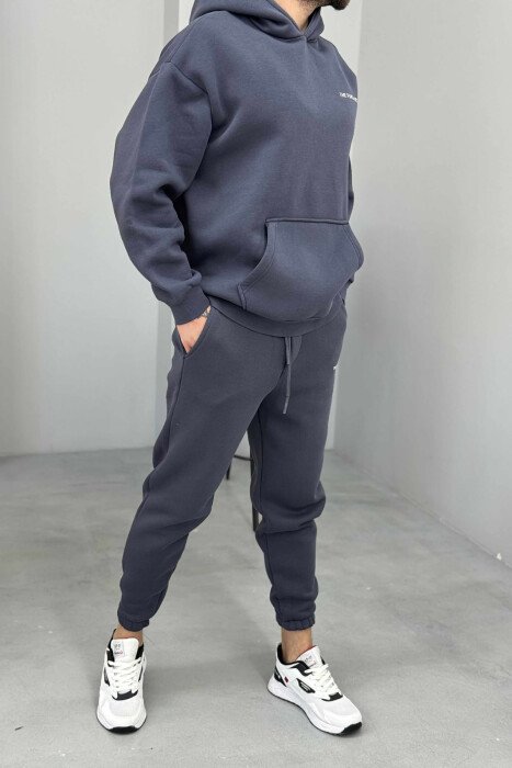KOSTUM NJË NGJYRËSH ME PUSH HOODIE ME DIZAJN NË PJESËN E PASME+TUTA PËR MESHKUJ NË NGJYRË GRI TË ERRËT - 5