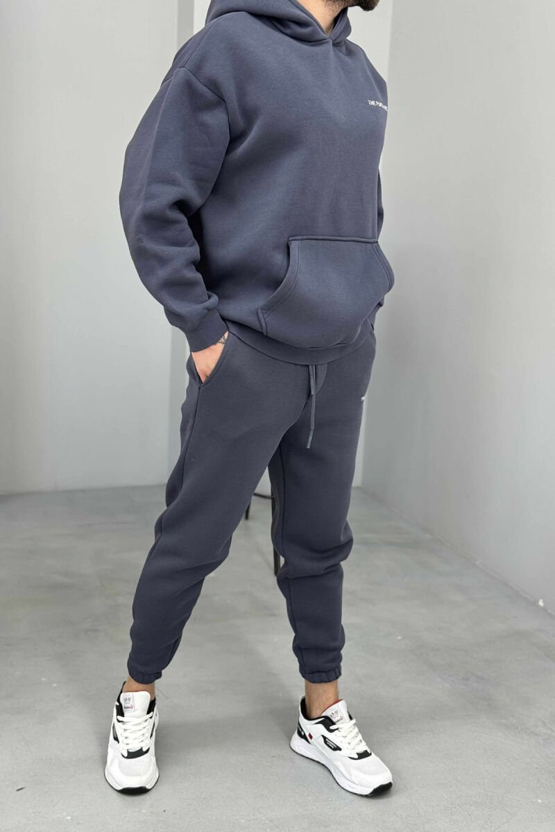 KOSTUM NJË NGJYRËSH ME PUSH HOODIE ME DIZAJN NË PJESËN E PASME+TUTA PËR MESHKUJ NË NGJYRË GRI TË ERRËT - 5