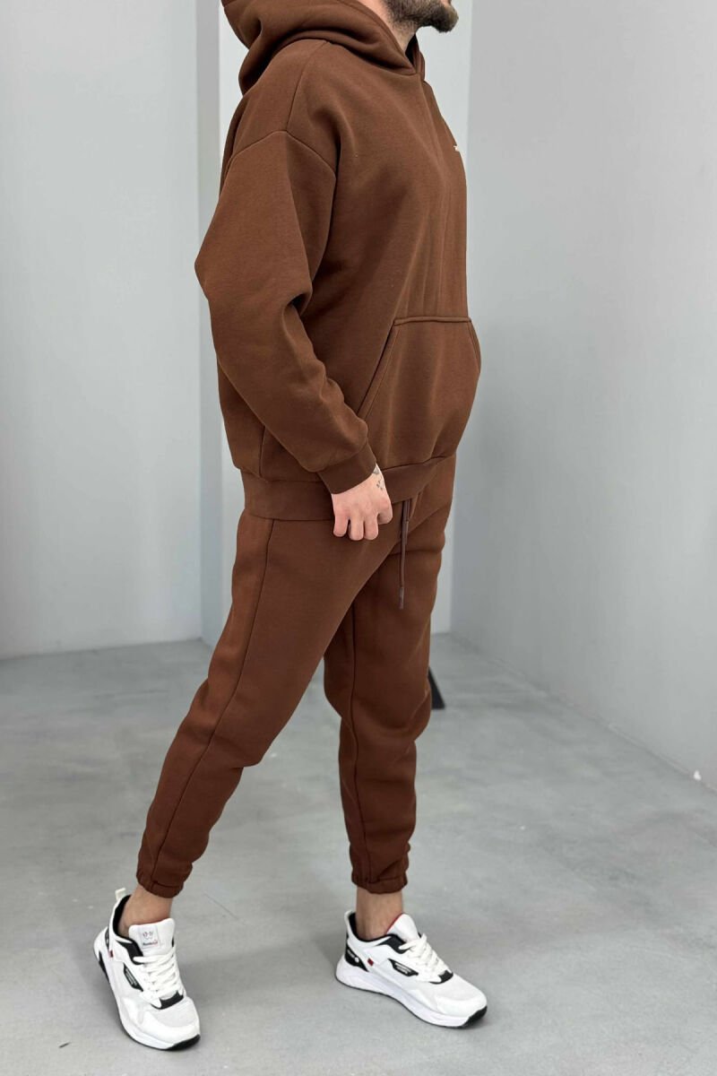 KOSTUM NJË NGJYRËSH ME PUSH HOODIE ME DIZAJN NË PJESËN E PASME+TUTA PËR MESHKUJ NË NGJYRË KAFE - 3