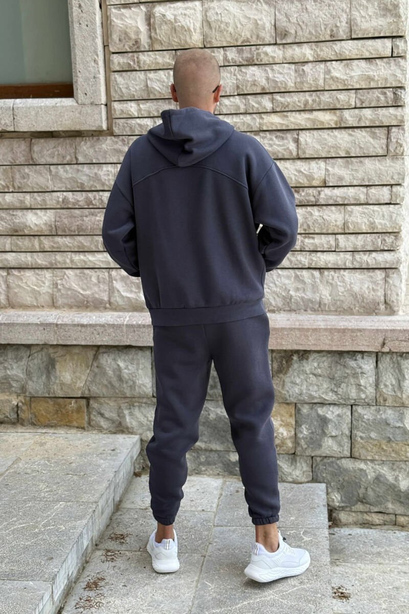 KOSTUM NJË NGJYRËSH ME PUSH HOODIE+TUTA PËR MESHKUJ NË NGJYRË GRI TË ERRËT - 2