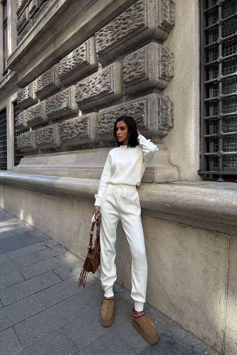 KOSTUM NJË NGJYRËSH PËR FEMRA TRIKO DHE PANTALLONA NË NGJYRËN E BARDHË - KLAUDIO FASHION
