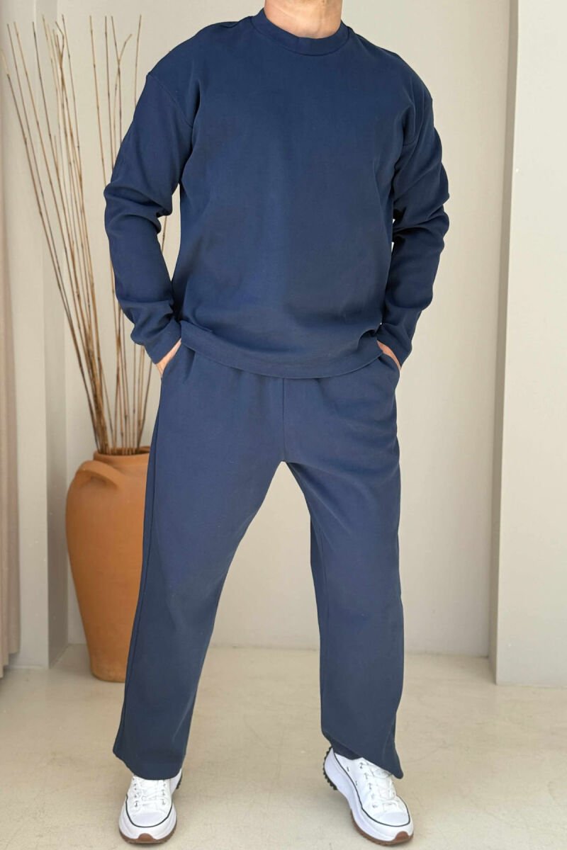 KOSTUM NJËNGJYRËSH BLUZË DHE TUTA PËR MESHKUJ NË NGJYRËN BLU TË ERRËT - 1