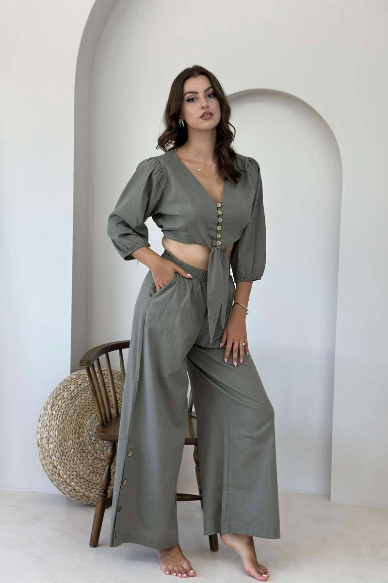 KOSTUM PËR FEMRA CROP DHE PANTALLONA NË NGJYRË ULLIRI - 2