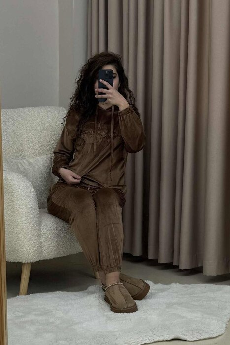 KOSTUM VELVET PËR FEMRA NË NGJYRËN KAFE - 2