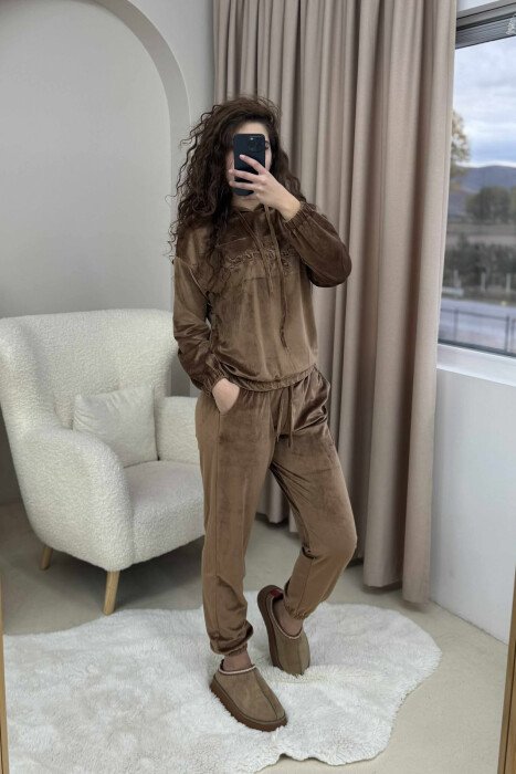 KOSTUM VELVET PËR FEMRA NË NGJYRËN KAFE - 3