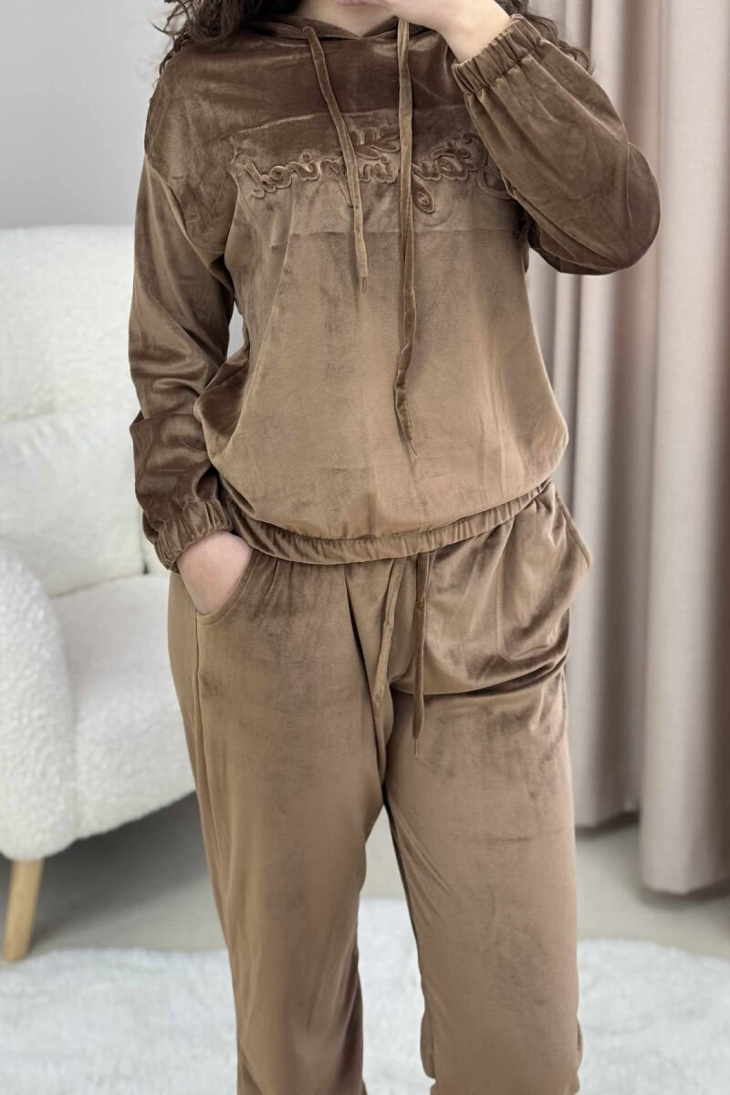 KOSTUM VELVET PËR FEMRA NË NGJYRËN KAFE - 4