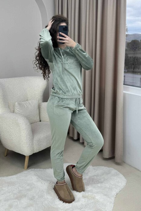KOSTUM VELVET PËR FEMRA NË NGJYRËN MENTE - 1
