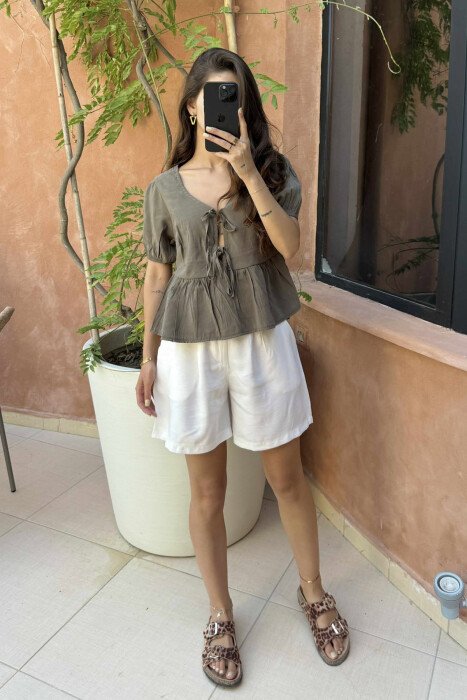 T-SHIRT NJË NGJYRËSH ME DETAJIN E LIDHSES PËR FEMRA NË NGJYRËN JESHILE E ERRËT - KLAUDIO FASHION