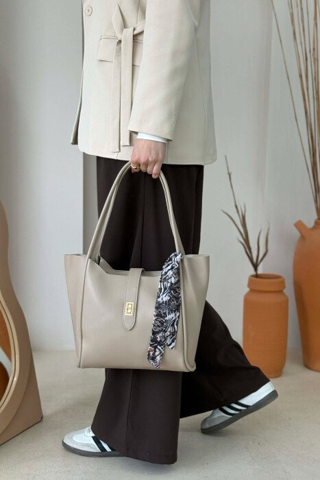ÇANTE NJE NGJYRESHE LEKURE ME DETAJIN E SHALLIT PER FEMRA NE NGJYRE BEZHE - KLAUDIO FASHION