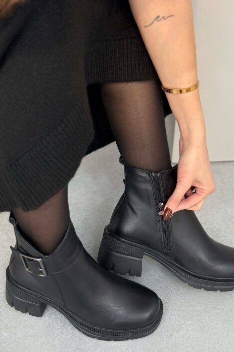 ÇIZME LEKURE ME ZINXHIR NE PJESEN ANESORE PER FEMRA NE NGJYRE TE ZEZE - KLAUDIO FASHION