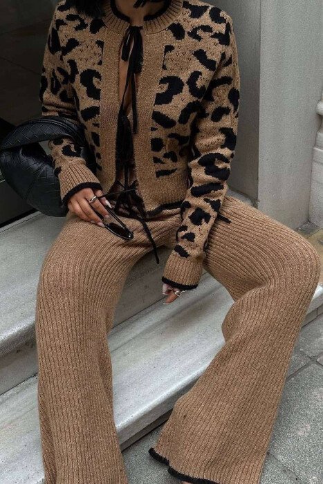 KOSTUM TRIKO ME LIDHËSE + PANTALLONA ME DIZAJN LEOPARDI NGJYRË KAFE - KLAUDIO FASHION
