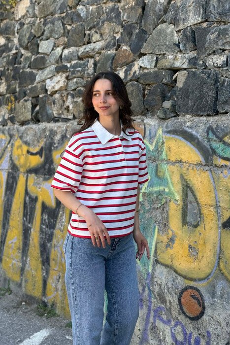 T-SHIRT ME JAKE POLO PER FEMRA NE NGJYRE TE BARDHE ME TE KUQE - KLAUDIO FASHION