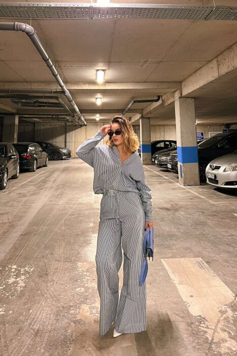 KOSTUM ME VIJA KËMISHË DHE PANTALLONA PËR FEMRA NË NGJYRËN BLU DHE TË BARDHË - KLAUDIO FASHION