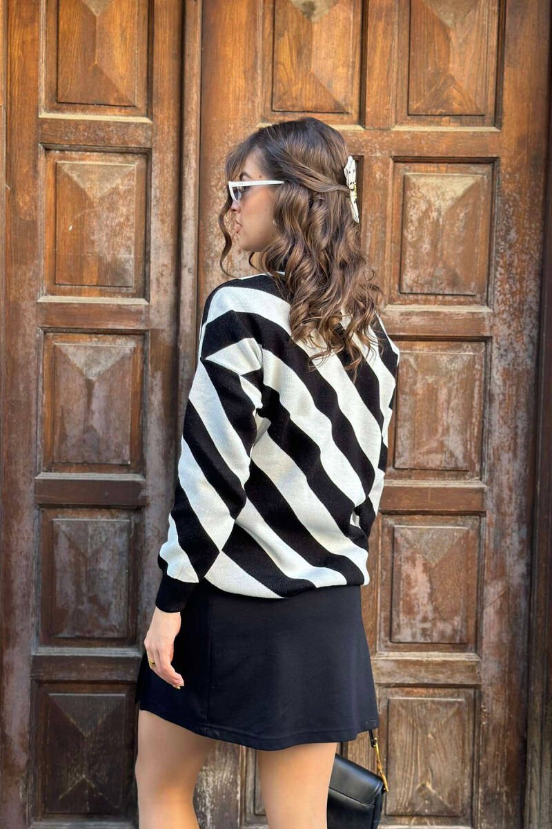 LINES TWO DIFFERENT COLORS HIGH NECK WOMAN SWEATER BLACK-WHITE/ZB - 2