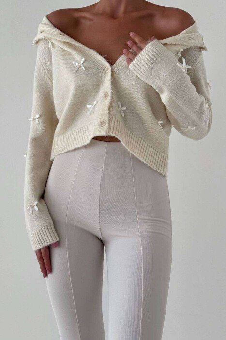 PULOVËR ME FJONGO TË VOGLA PËR FEMRA NË NGJYRËN KREM - KLAUDIO FASHION