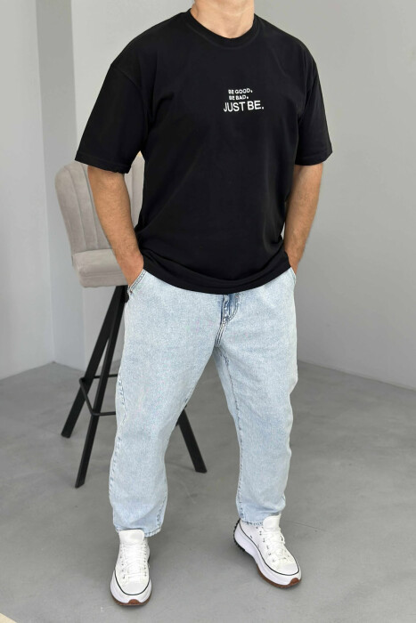 T-SHIRT I THJESHTË ME SHKRIME PËR MESHKUJ NË NGJYRËN E ZEZË - 
