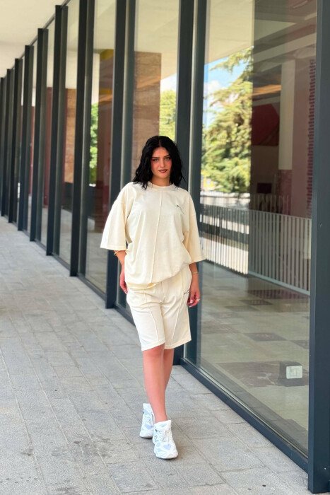 SET ME SHKRIME TE VOGLA T-SHIRT + TUTA TE SHKURTRA PER FEMRA NE NGJYRE KREM 