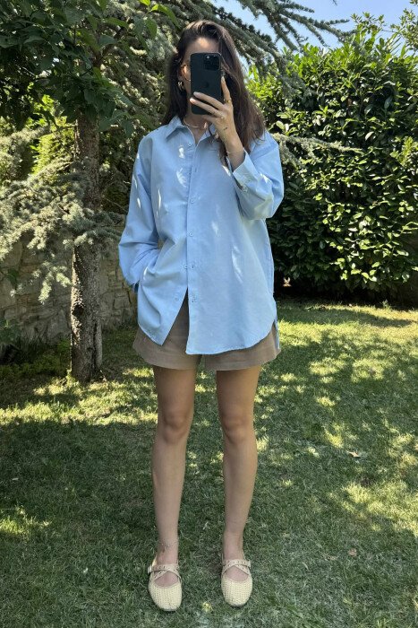 KËMISHË NJË NGJYRËSHE E THJESHTË PËR FEMRA NË NGJYRËN BABY BLUE - KLAUDIO FASHION
