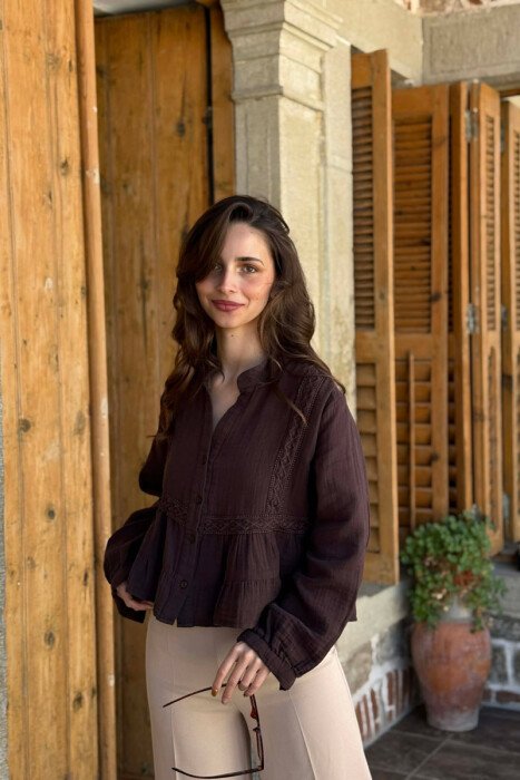 KËMISHË NJË NGJYRËSHE PËR FEMRA NË NGJYRË KAFE - 