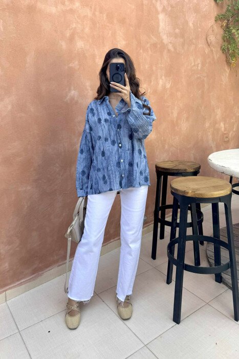 KËMISHË ME DIZANJE TË THJESHTA DHE MËNGË TË GJATA PËR FEMRA NË NGJYRËN BLU TË ZBARDHUR - KLAUDIO FASHION