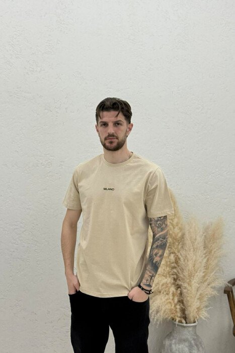 T-SHIRT I THJESHTË ME SHKRIME PËR MESHKUJ NË NGJYRËN BEZHE TE ZBARDHUR 