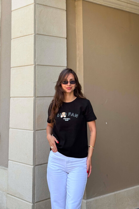 T-SHIRT NJE NGJYRESH ME LOGO DHE SHKRIME PER FEMRA NE NGJYRE TE ZEZE - KLAUDIO FASHION