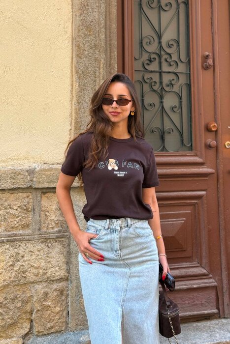 T-SHIRT NJE NGJYRESH ME LOGO DHE SHKRIME PER FEMRA NE NGJYRE KAFE TE ERRET - KLAUDIO FASHION