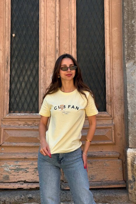 T-SHIRT NJE NGJYRESH ME LOGO DHE SHKRIME PER FEMRA NE NGJYRE LIMON - KLAUDIO FASHION